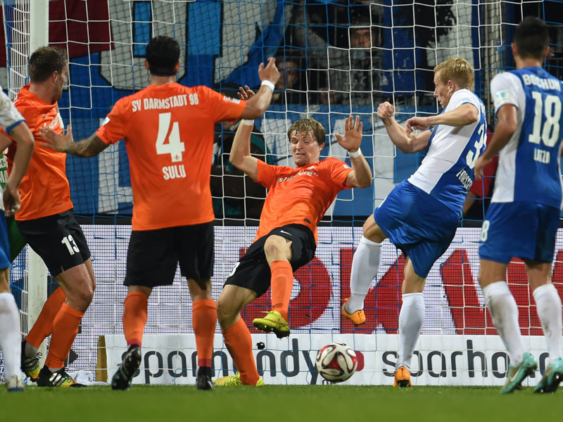 Bittere Pille: Bochums Mikael Forssell klaut Darmstadt mit diesem Treffer in der letzten Sekunde den Sieg.