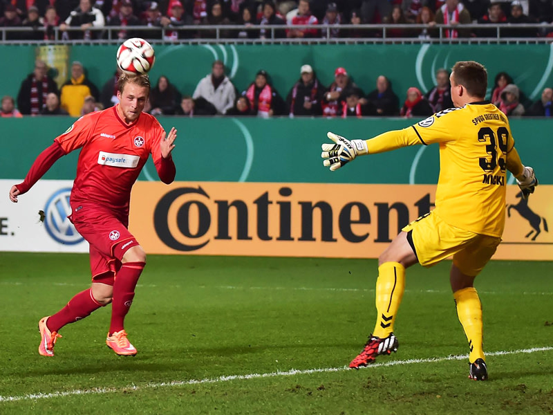 Der zweite Streich: Philipp Hofmann trifft per Kopf zum 2:0 f&#252;r Kaiserslautern gegen F&#252;rths Keeper Mickel. 