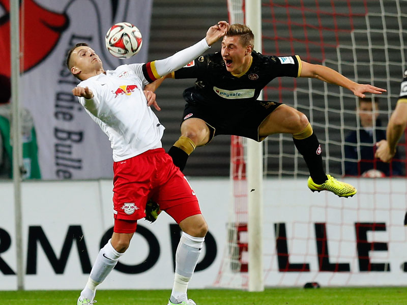 Attacke! Lauterns Willi Orban st&#246;rt Leipzigs Kapit&#228;n Daniel Frahn bei der Ballannahme.