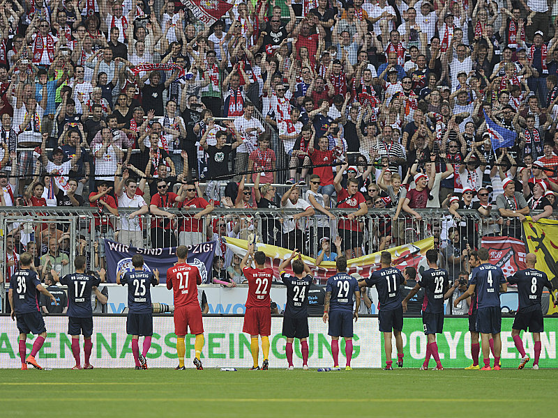 Die Spieler von RB Leipzig jubeln mit ihren Fans.