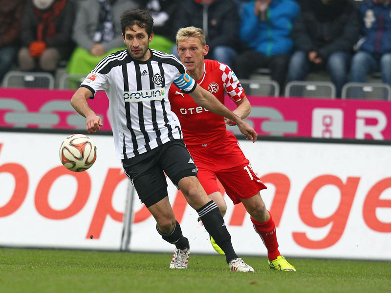 Aalens Leandro, hier gegen D&#252;sseldorfs Bellinghausen, hat auch seine Qualit&#228;ten in der Defensive.