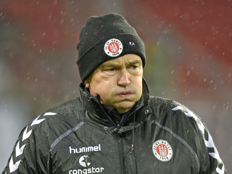 Im Regen mit St. Pauli: Der neue Coach Ewald Lienen.