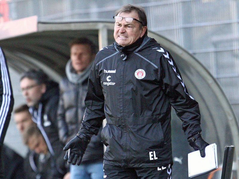 Kann mit der Offensive nicht zufrieden sein: St. Paulis Coach Ewald Lienen.