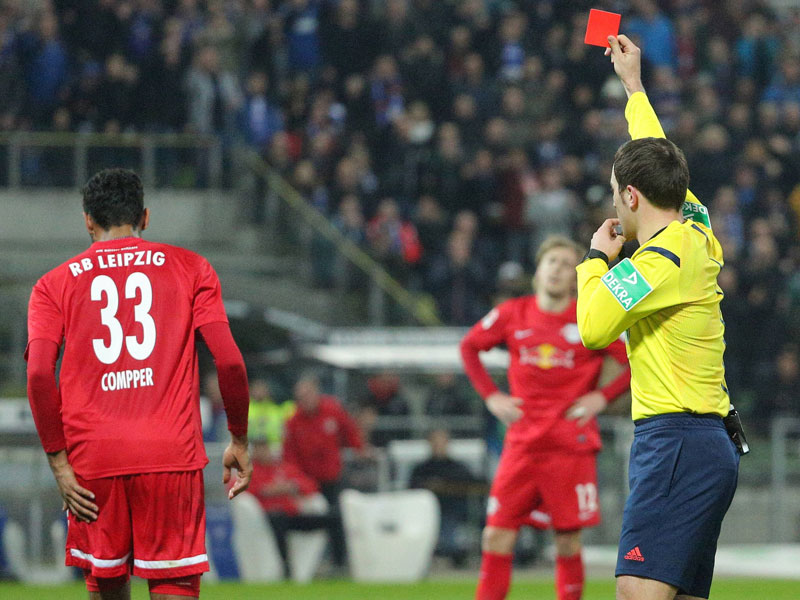 Die Notbremse gezogen: Referee Benjamin Brand zeigt Leipzigs Marvin Compper die Rote Karte.