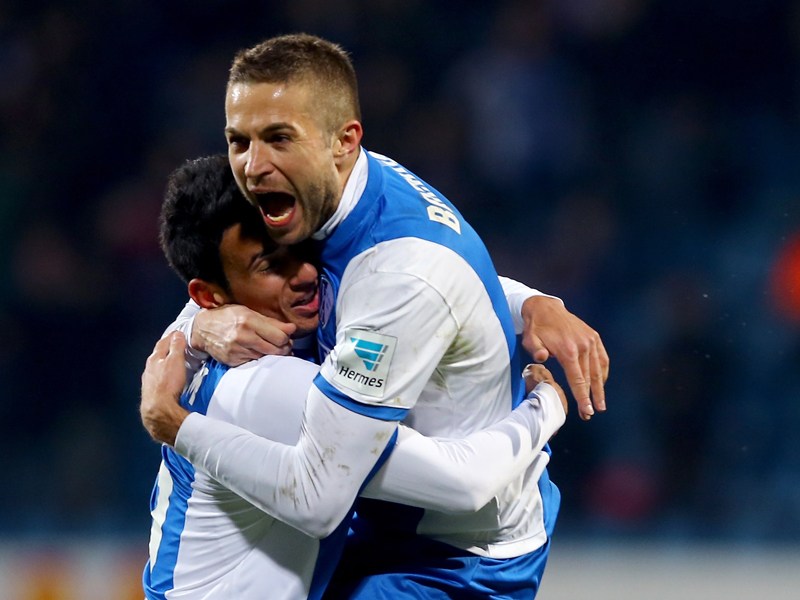 Riesenjubel: Bochums Stanislav Sestak feiert mit Onur Bulut einen seiner Treffer gegen Heidenheim.
