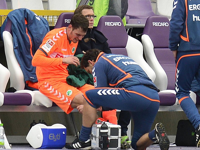 Greuther F&#252;rths Zsolt Korcsmar wird in Aue am verletzten Knie behandelt.