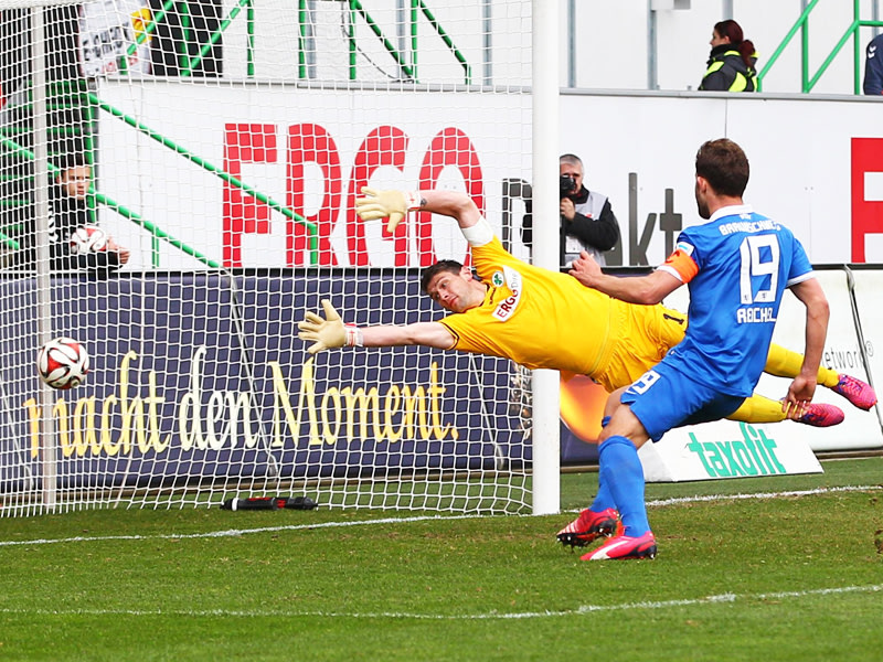 Match-Ball: Braunschweigs Ken Reichel trifft zum 2:1 gegen Greuther F&#252;rths Torh&#252;ter Wolfgang Hesl. 