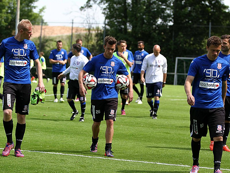 Erst am Trainingsplatz, dann in der Waschanlage: Die Spieler des FSV Frankfurt.