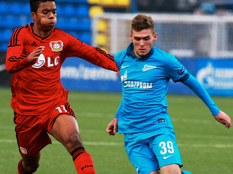 In der Youth League schon in Deutschland unterwegs: Dmitri Skopintsev (re.) spielte gegen Leverkusens Benjamin Henrichs. 