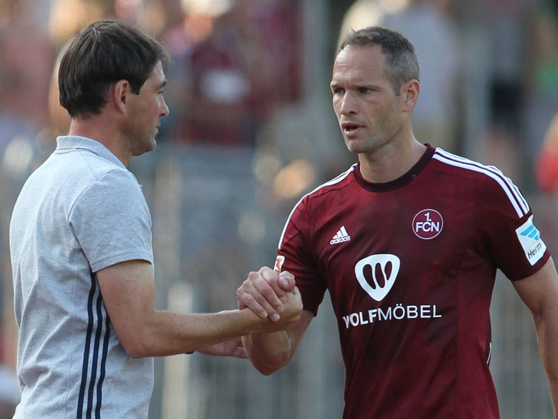 FCN-Coach Ren&#233; Weiler mit seinem Kapit&#228;n Jan Polak, dem zu Saisonanfang ein Platz auf der Bank droht. 