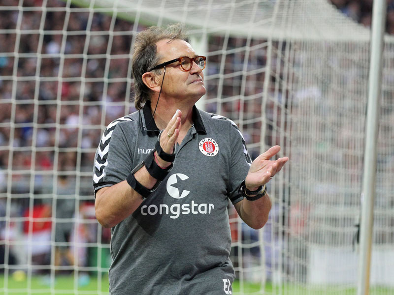 Zieht trotz DFB-Pokalpleite gegen Gladbach ein positives Fazit: St. Paulis Trainer Ewald Lienen.