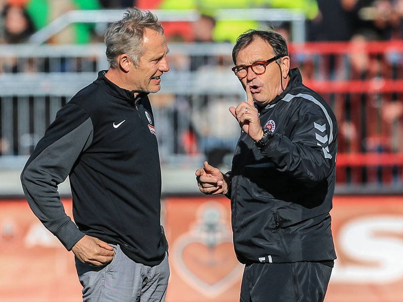 Ein Duell, das noch nachwirkt: Christian Streich mit Ewald Lienen bei Spiel St. Pauli gegen Freiburg.