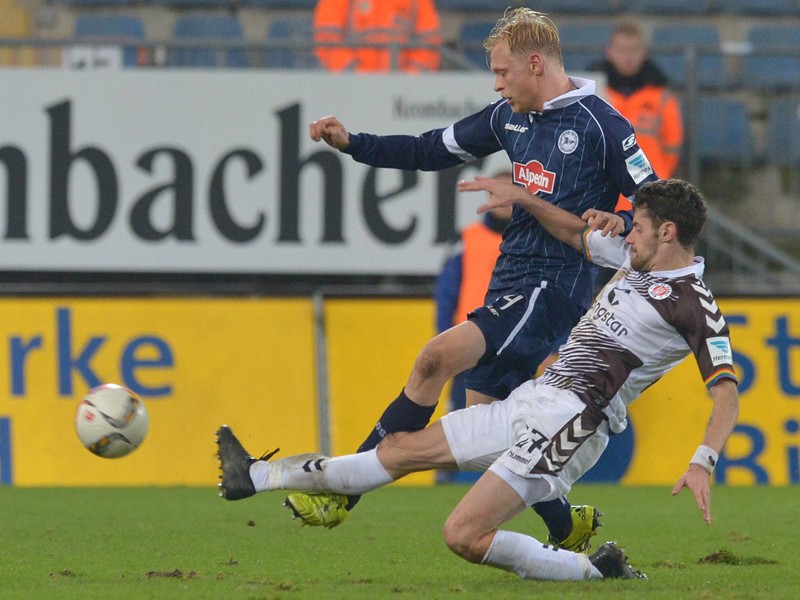 St. Paulis Jan-Philipp Kalla (vorne) erlitt auf der Bielefelder Alm eine Knieverletzung.