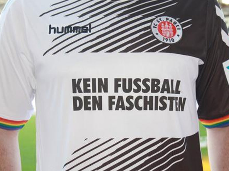 &quot;Kein Fu&#223;ball den Faschisten&quot;: St. Pauli l&#228;uft gegen Leipzig in Sondertrikots auf. 