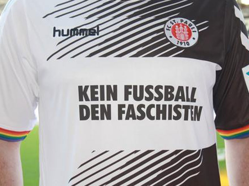 "Kein Fußball den Faschisten" St. Pauli in Sondertrikots 2. Bundesliga kicker