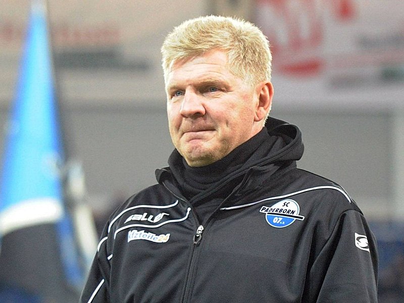 Schafft er im Derby gegen Bielefeld nach neun sieglosen Spielen die Wende? SCP-Coach Stefan Effenberg.
