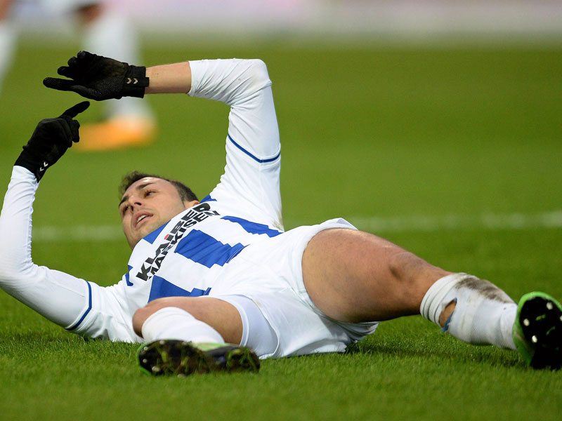 Muskelfaserriss: Karlsruhes Manuel Torres signalisiert seine Auswechslung.