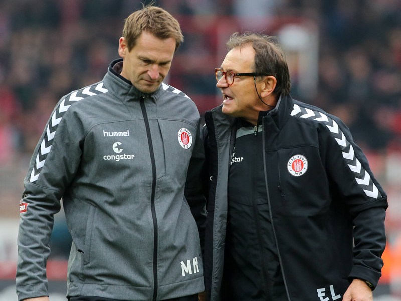 Hoch angesehen auf St. Pauli: Torwarttrainer Mathias Hain (li.), hier mit Chefcoach Ewald Lienen.
