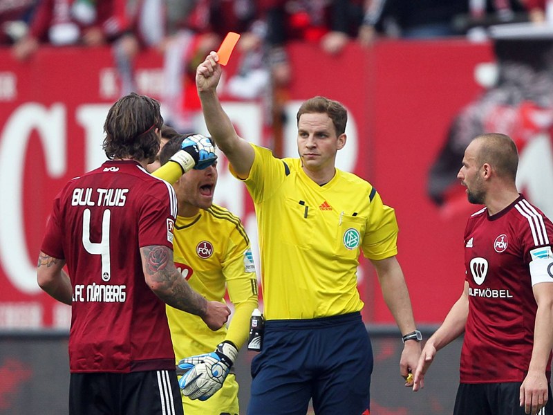 Gesperrt: Dave Bulthuis sah gegen Duisburg Rot.