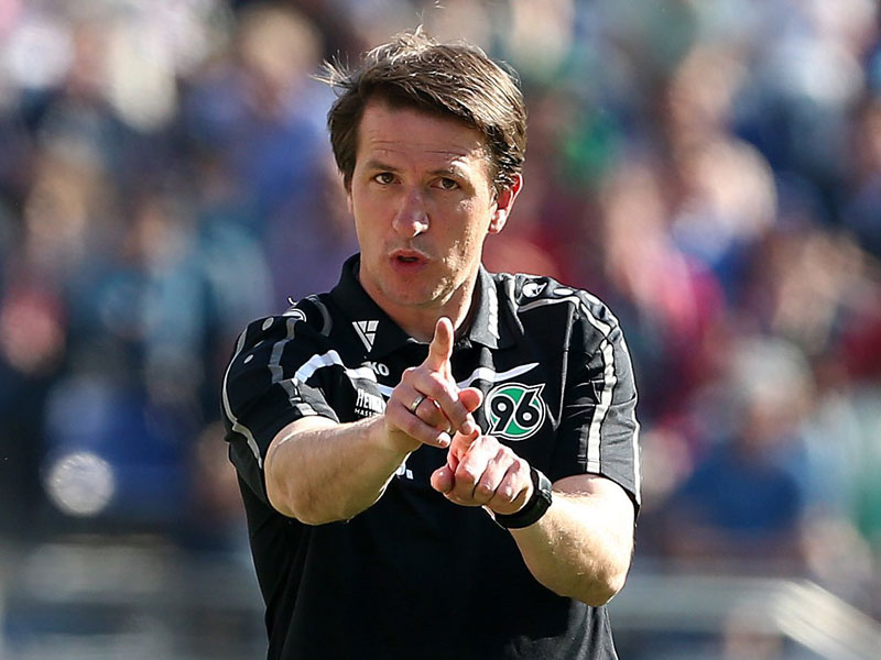 Es geht wieder los: Trainer Daniel Stendel bat am Dienstag zum Trainingsauftakt bei Hannover 96.