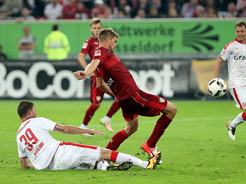 Szene mit Diskussionsbedarf: Alexander Madlung holt Simon Terodde in der Nachspielzeit von den Beinen. 