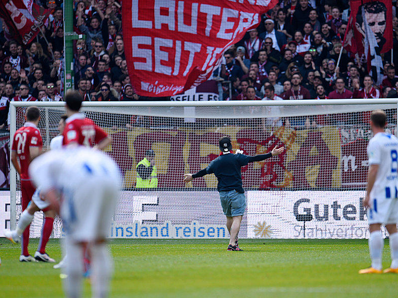 Unter anderem wegen diesem Fan, der im April gegen den KSC das Feld st&#252;rmte, muss der 1. FC Kaiserslautern 17.000 Euro bezahlen.