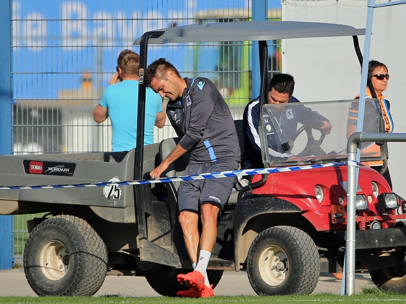 Pechvogel: Goran Sukalo muss nach seiner erneuten Verletzung vom Trainingsplatz gefahren werden.