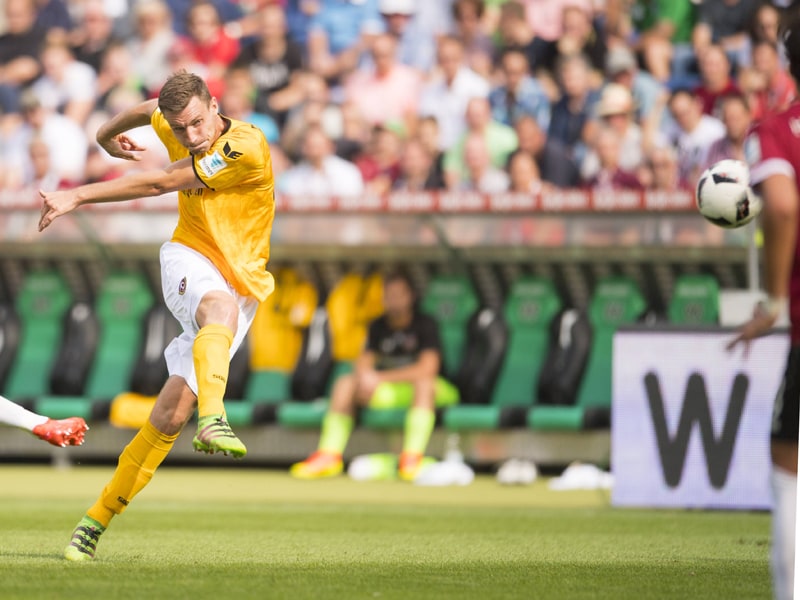 Traumtor: Dresdens Florian Ballas donnert den Ball mit 104 km/h in den Winkel.