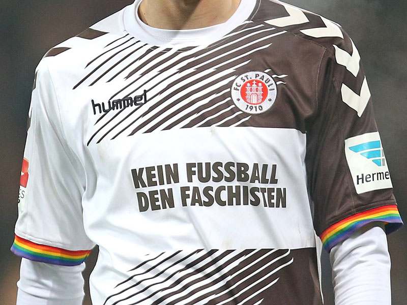 &quot;Kein Fu&#223;ball den Faschisten&quot;: In diesen Trikots lief der FC St. Pauli im Februar gegen Leipzig auf.
