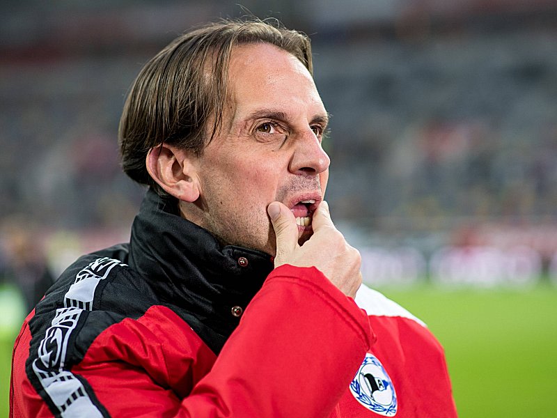 Skeptischer Blick: R&#252;diger Rehm ist nicht mehr Trainer in Bielefeld.