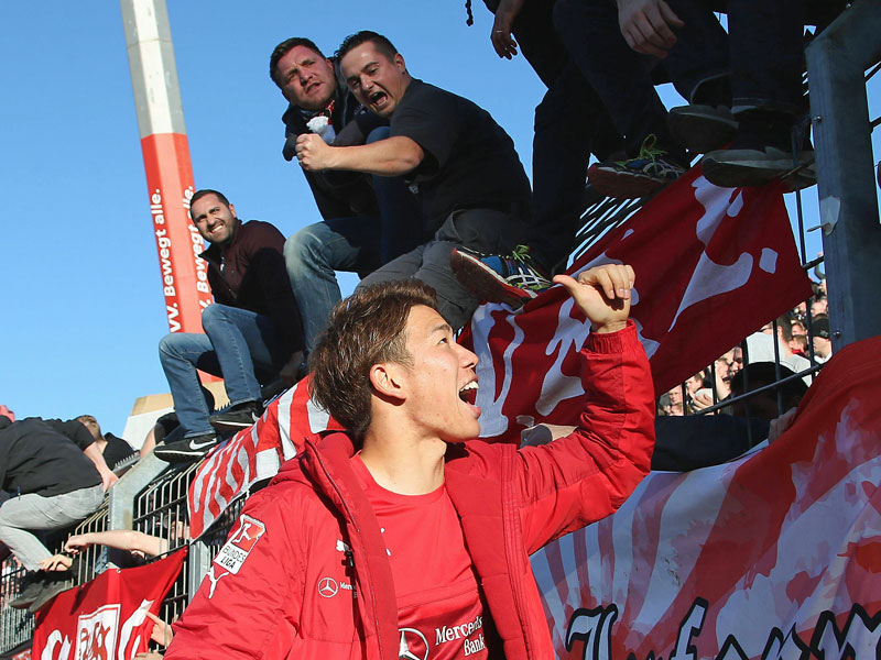 Daumen hoch f&#252;r die Torpremiere: Takuma Asano mit den VfB-Fans nach dem Derbysieg beim KSC.