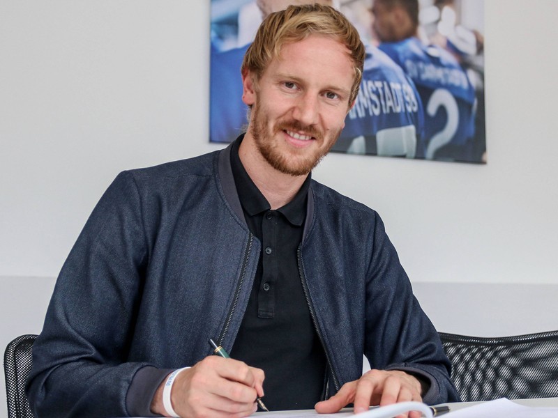 Die Tinte ist trocken: Jan Rosenthal hat in Darmstadt einen neuen Zweijahresvertrag unterschrieben.