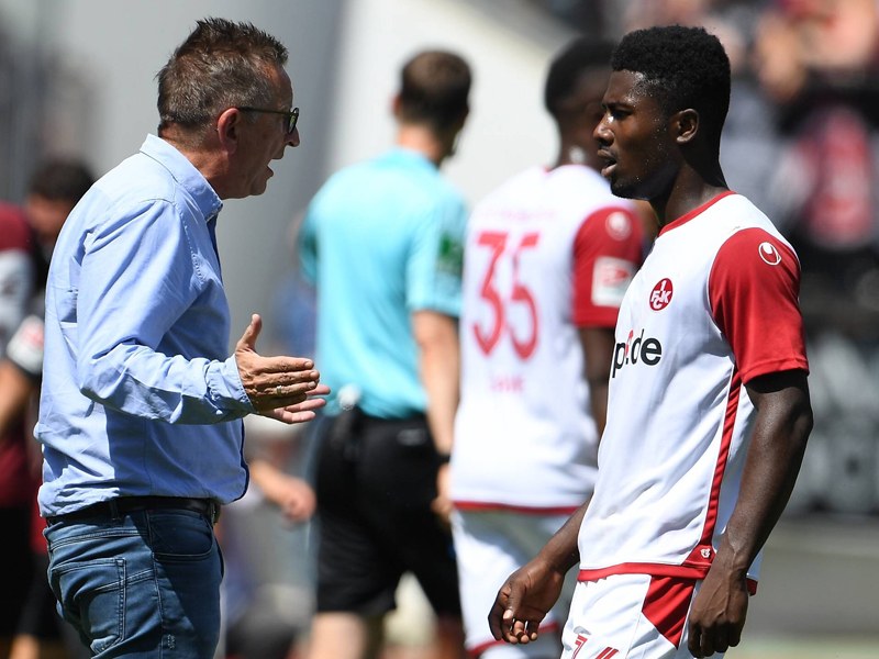 Neuer Vertrag: Lauterns Trainer Norbert Meier freut sich, dass Manfred Osei Kwadwo nun bis 2020 gebunden ist. 