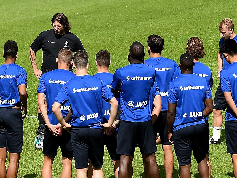 Darmstadts Coach Torsten Frings  (in schwarz) ist noch auf der Suche nach einer Stammformation.