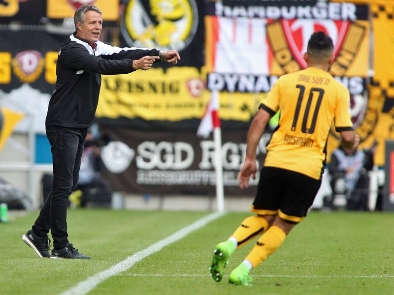 Freute sich &#252;ber einen 2:0-Sieg seiner Mannschaft: Dresdens Trainer Uwe Neuhaus (li.).
