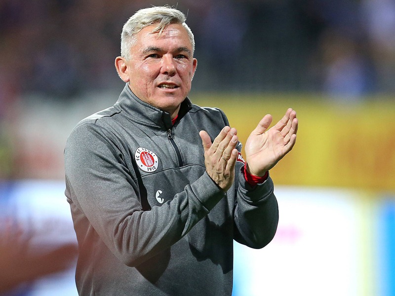 Warnt vor dem Tabellenvorletzten Kaiserslautern: St. Paulis Cheftrainer Olaf Jan&#223;en.