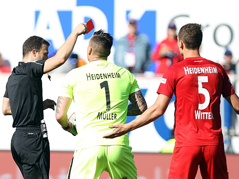 Schiedsrichter Felix Zwayer zeigt Heidenheims Mathias Wittek (re.) in der Partie gegen Kiel die Rote Karte.