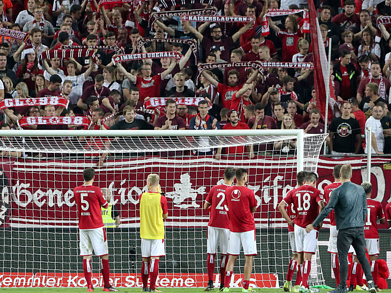 Beschw&#246;ren die Einheit zwischen Team und Fans: Die Spieler des 1. FC Kaiserslautern.