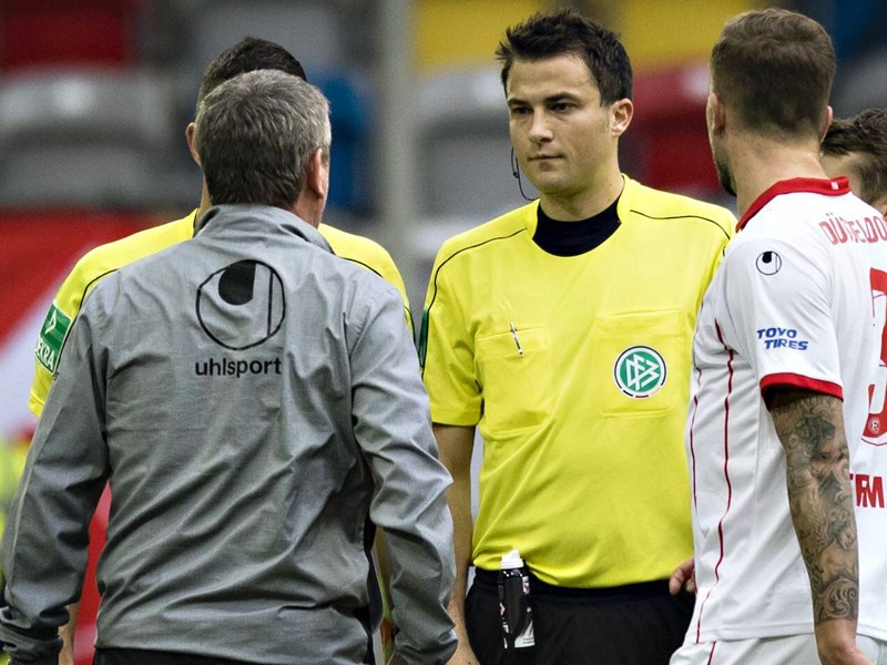 &#220;bte heftige Kritik an Referee Lasse Koslowski: Fortuna-Coach Friedhelm Funkel (l.).