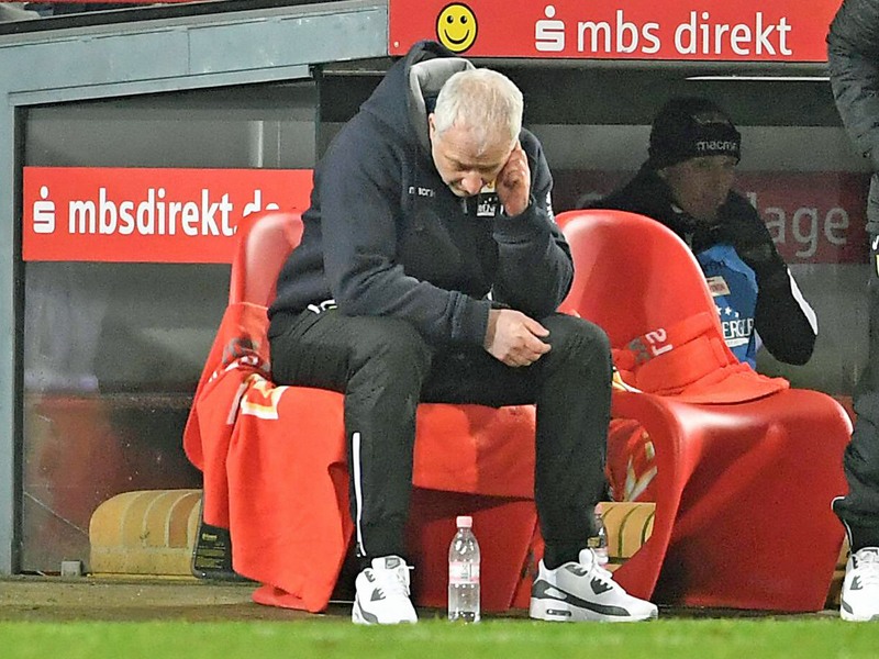 Geknickt: Andr&#233; Hofschneiders Berliner blieben am Freitag gegen Ingolstadt erneut sieglos.
