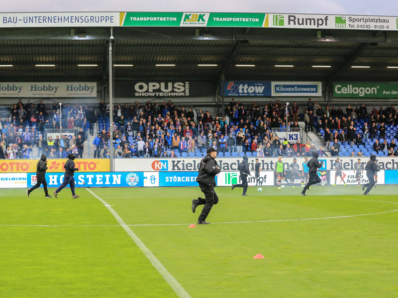 Kiel, 19. September 2017: Insgesamt rund 30 Fans st&#252;rmen den Platz.