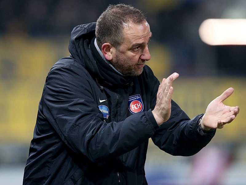 Applaudierte seiner Mannschaft nach den drei wichtigen Punkten gegen Braunschweig: Trainer Frank Schmidt.