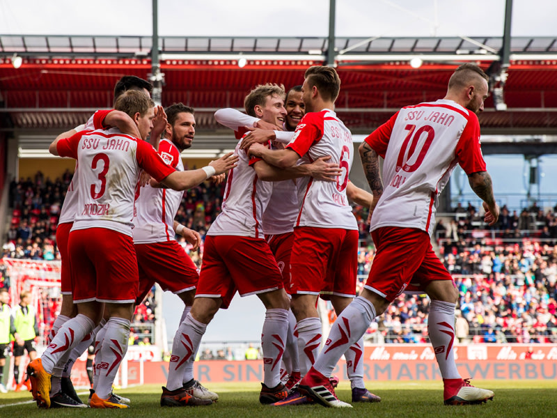 Freudentaumel: Die Spieler von Jahn Regensburg bejubeln das zwischenzeitliche 2:0 gegen Sandhausen. 