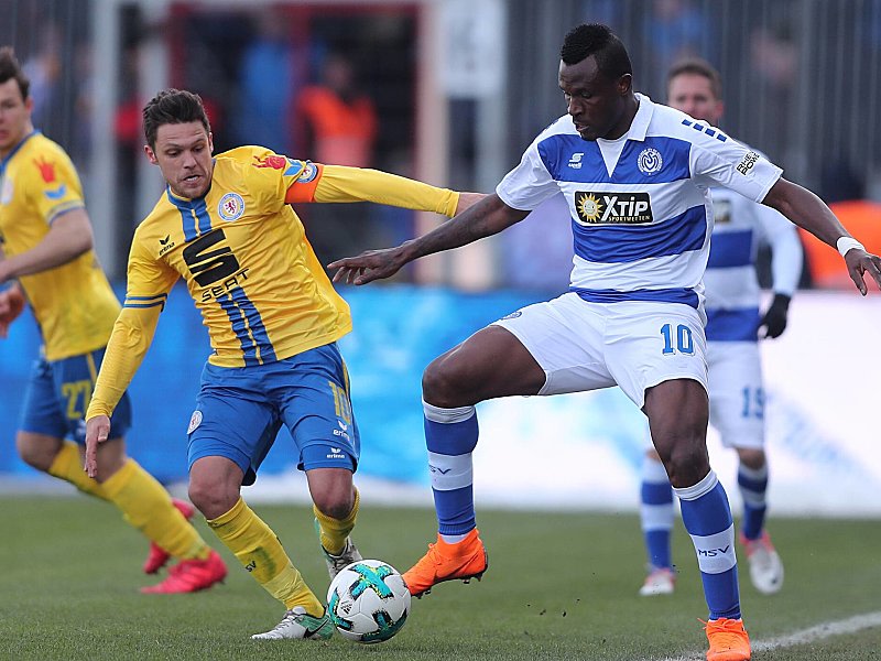 Beklagte die Nachl&#228;ssigkeiten im Zweikampfverhalten: MSV-St&#252;rmer Kingsley Onuegbu (li. Mirko Boland).