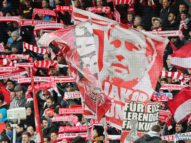 Sie werden auch zahlreich mit nach Kaiserslautern reisen: die Regensburger Fans.