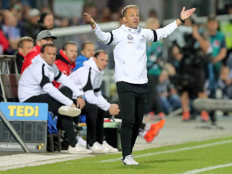 Er war bedient und traurig nach dem 0:1 gegen Wolfsburg: Holstein-Coach Markus Anfang.