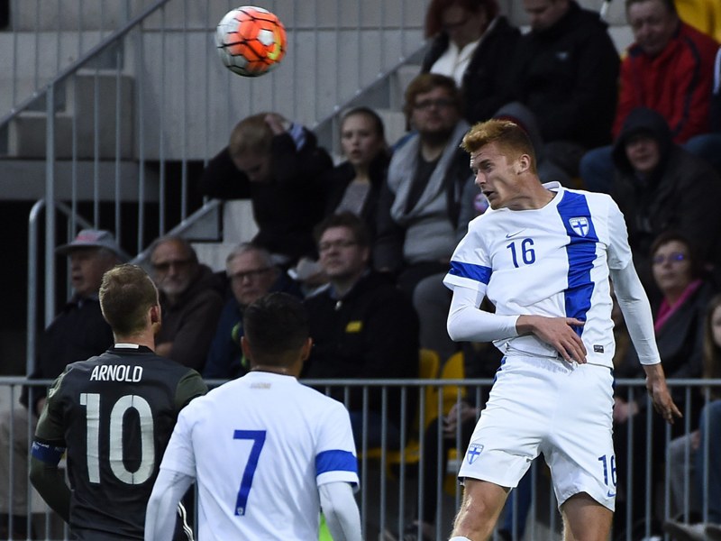 Probetraining in Karlsruhe: Matej Hradecky (r.).