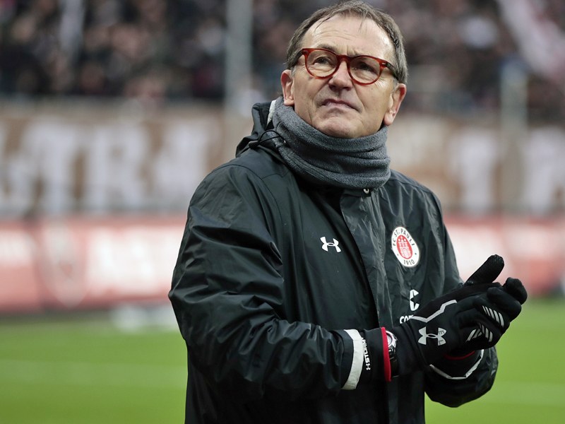 Ist mit seinem FC St. Pauli in Heidenheim gefordert: Cheftrainer Ewald Lienen.