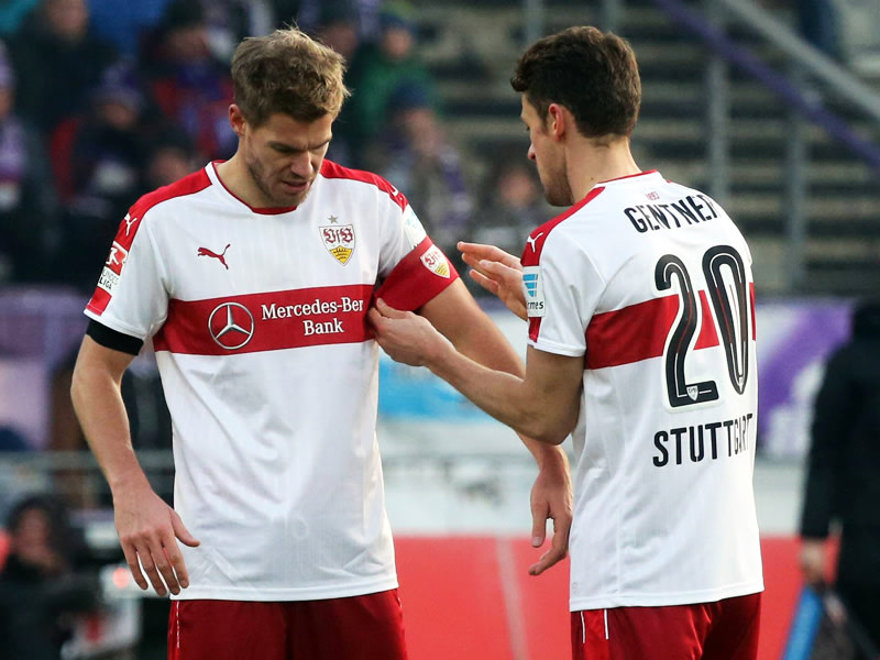 Premiere: VfB-Torj&#228;ger Simon Terodde (li.) bekommt von Stuttgarts Kapit&#228;n Christian Gentner die Binde. 