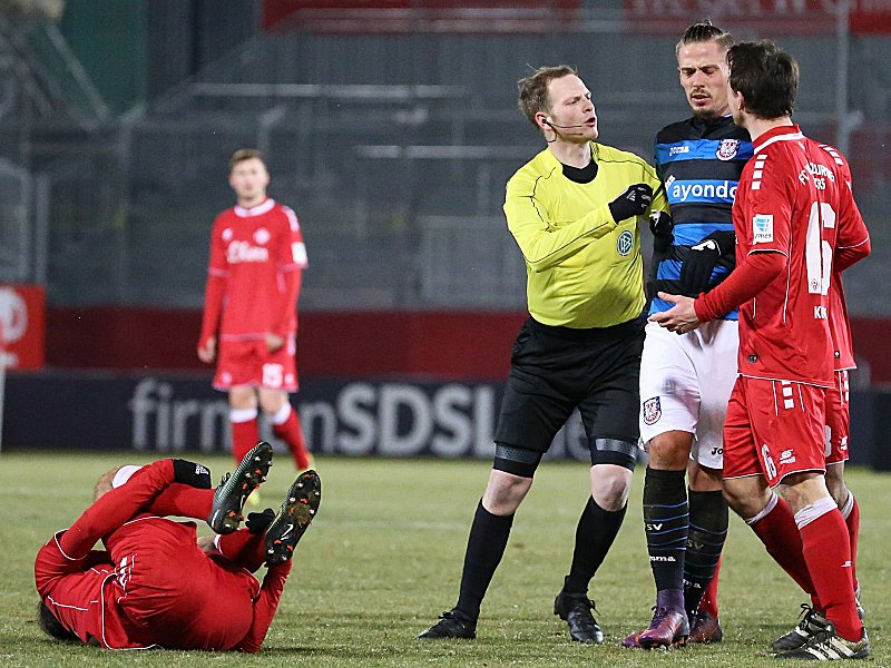 Nejmeddin Daghfous liegt gegen den FSV Frankfurt verletzt am Boden und ist nun aus dem Trainingslager abgereist.